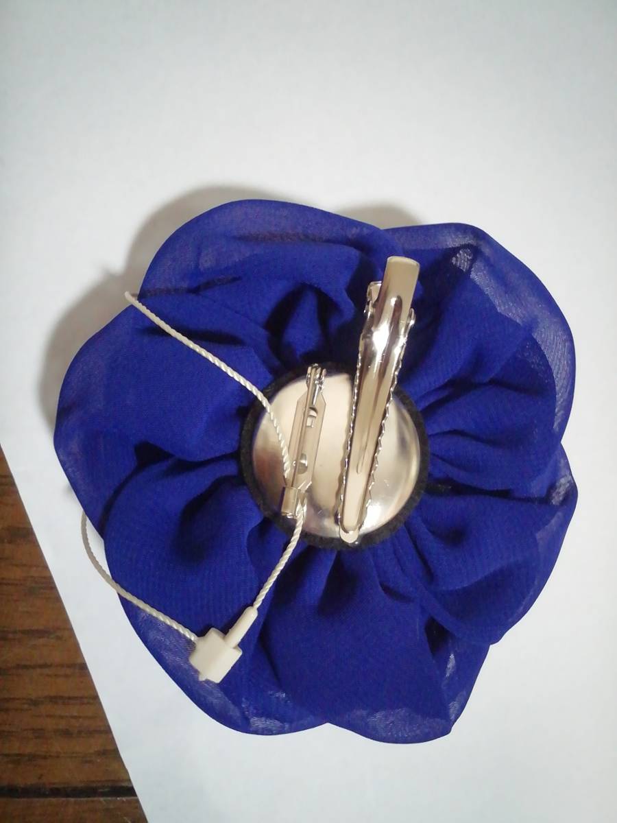 服などに　上品な青い花のクリップ　　フラワークリップ　コサージュ_画像2