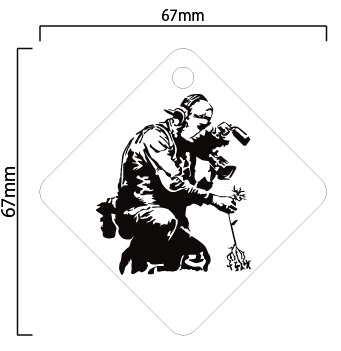 自作 レーザー彫刻 アクリルキーホルダー バンクシー カメラマンと花 約67×67mm(5×5cm) ネコポス対応可 全国一律￥400 新品[Q-009]_画像2