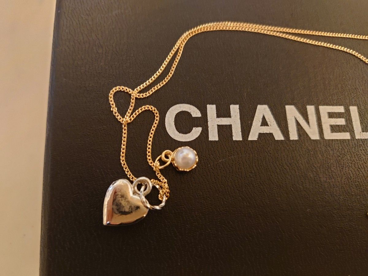 エレガント【CHANEL】パール×ビジューハート CCロゴ ネックレス CHANEL ハート チャーム+新品パールビジュー付き ゴールド