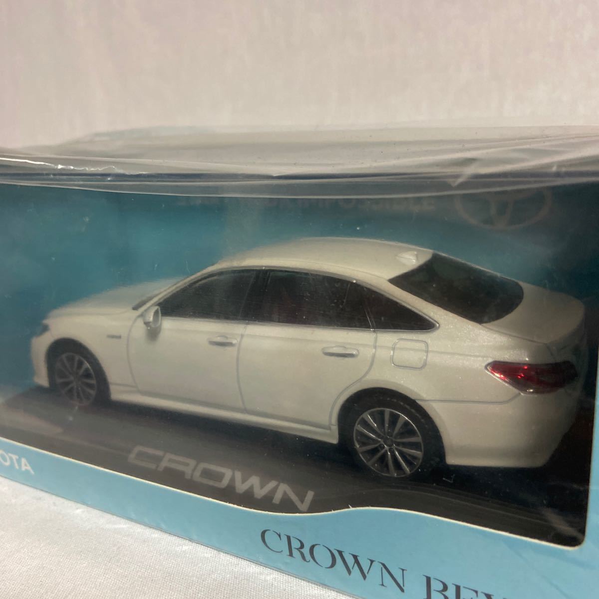 非売品 1/30 TOYOTA CROWN BEYOND #062 ホワイトパールクリスタルシャイン カラーサンプル 新型 トヨタ クラウン ミニカー モデルカー_画像4