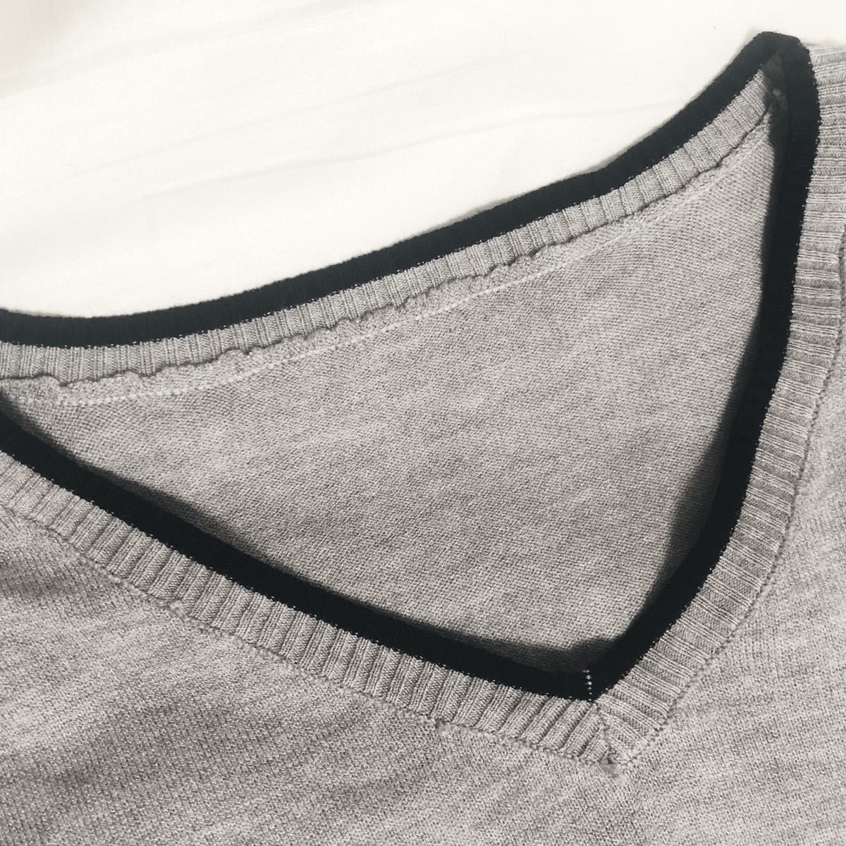 ニット 薄い　Vネック　伸縮性  グレー　セーター 