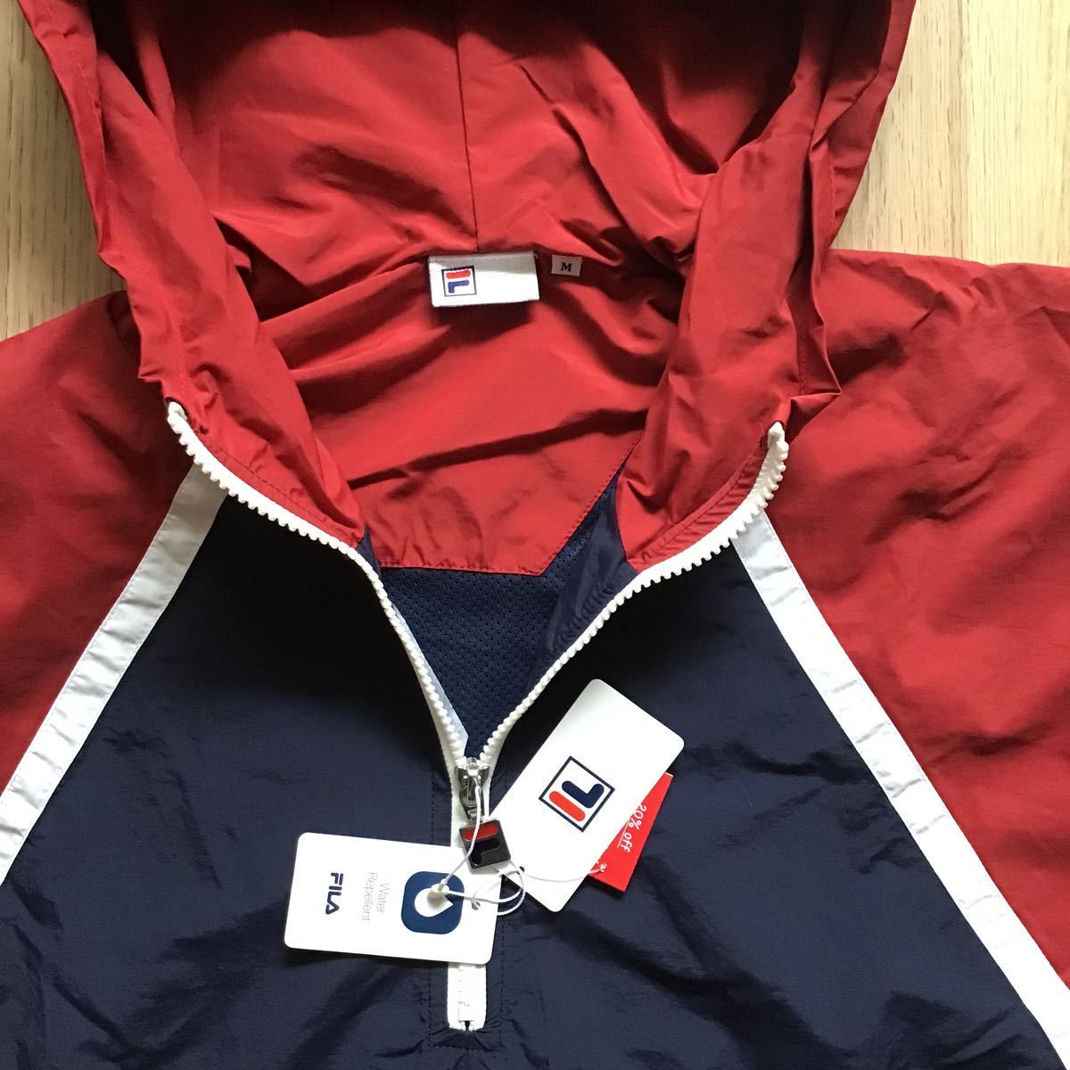 新品 FILA フーディ アノラックパーカー 撥水生地 M サイズ NAVY／RED 定価15,600円_画像4