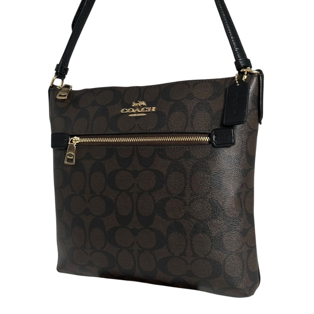 美品 コーチ PVC ショルダーバッグ シグネチャー ロゴ型押し 斜め掛け 黒 美品 COACH コーチ ショルダーバッグ サコッシュ ボディバッグ