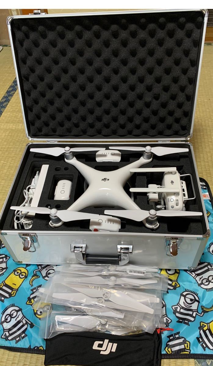 DJI  Phantom ４（予備バッテリー、ペラ等付き）