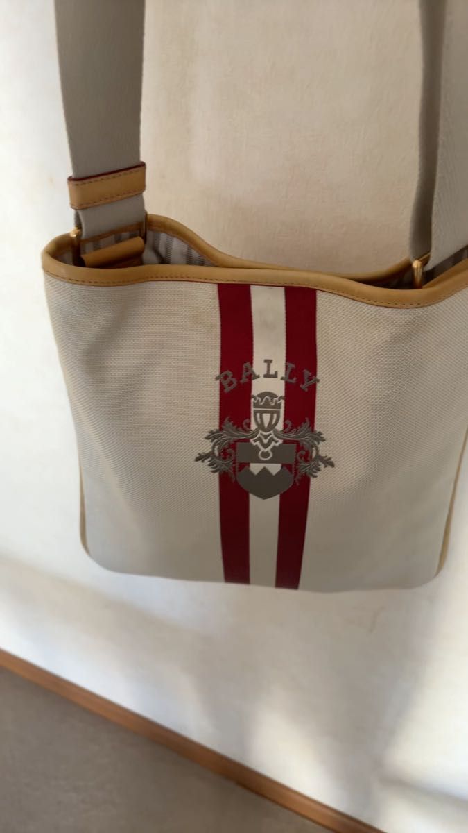 BALLY ショルダーバッグ クロスボディ 斜め掛け バッグ サコッシュ 肩掛け