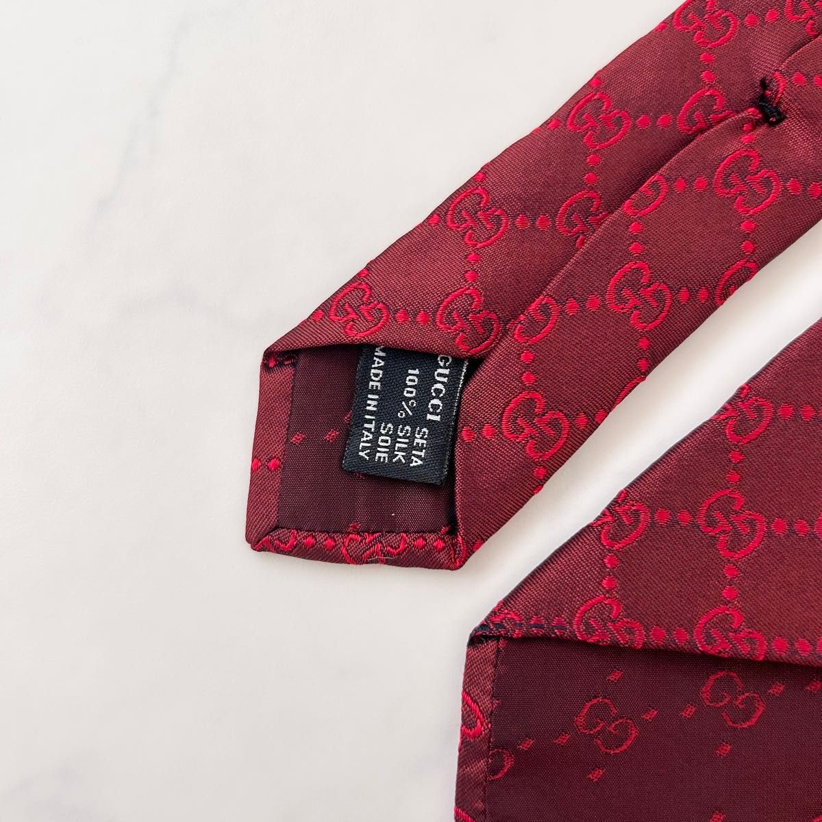GUCCI ネクタイ GG柄 ロゴ総柄 シルク ボルドー 光沢 高級 美品 GUCCI ネクタイ シルク100% ボルドー 赤 ワインレッド GG柄