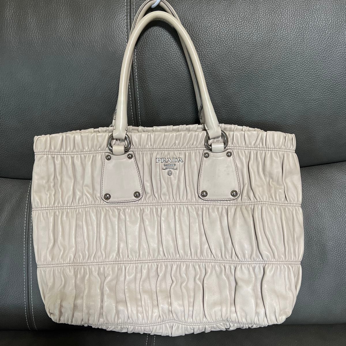 PRADA ベージュ レザー ハンドバッグ PRADA ハンドバッグ ベージュ レザー|Yahoo!フリマ(旧PayPay