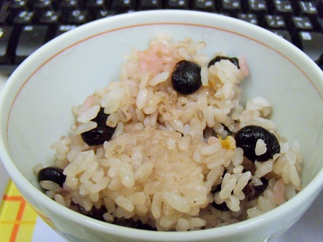 素焼きの黒豆、北海道産大豆~豆ごはんにも