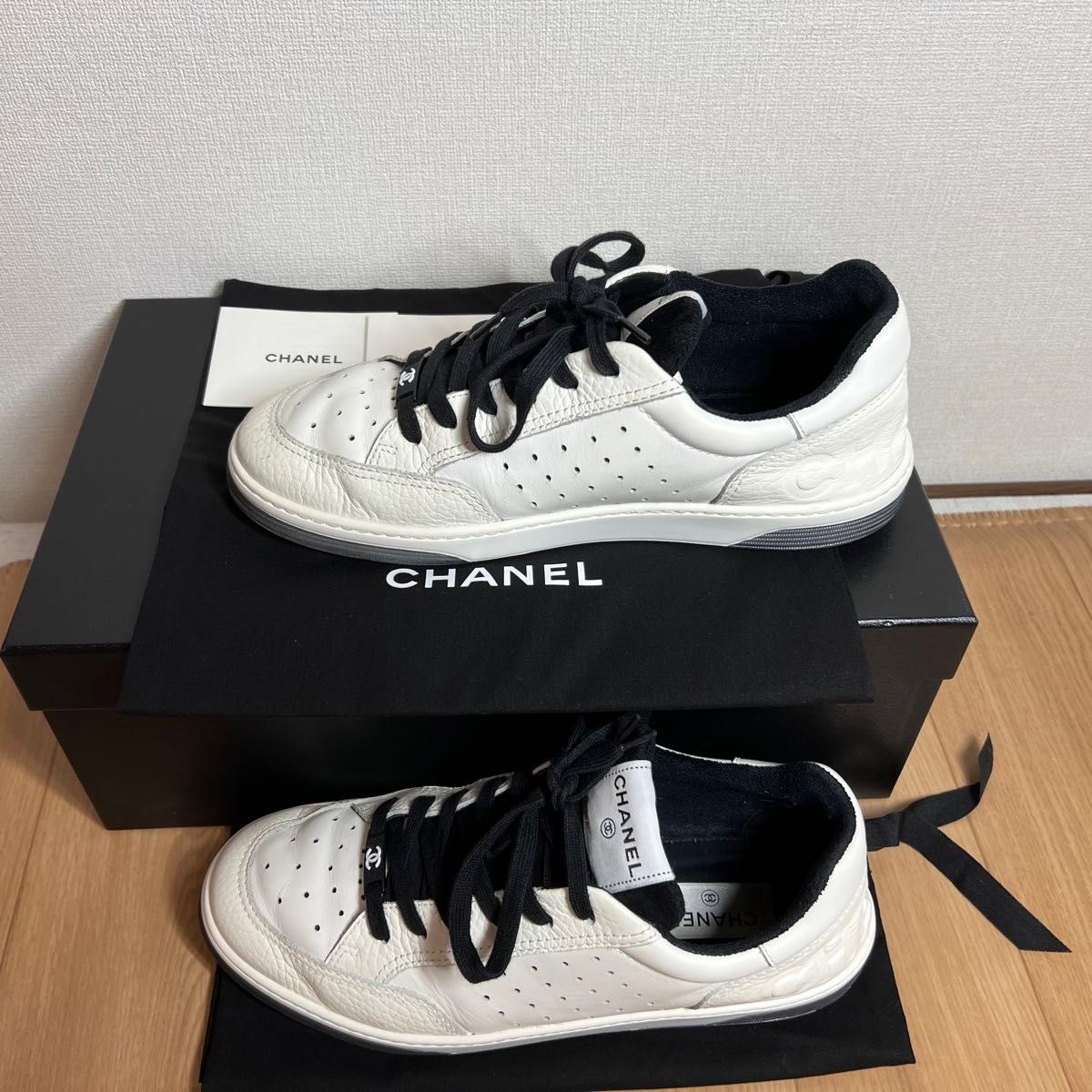 【ロゴが映える♪】CHANEL ホワイト&ブラックスニーカー 極美品】CHANEL シャネル レザースニーカー 42 ホワイト