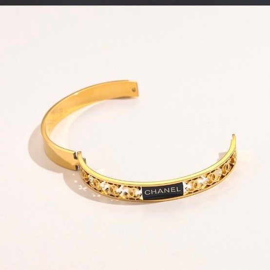 ゴージャス【CHANEL】パールとゴールドが華やかなバングル e-1ゴールドカラーバングルシャネル|Yahoo!フリマ(旧PayPay