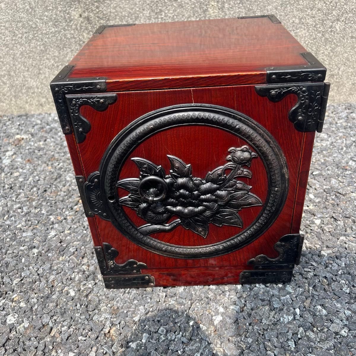 仙台箪笥 渡辺家具店 小箪笥 漆 欅 中桐 小引出 牡丹金具 伝統工芸 木地呂塗 仙台箪笥 渡辺家具店 小箪笥 漆 欅 中桐 小引出 牡丹金具 伝統