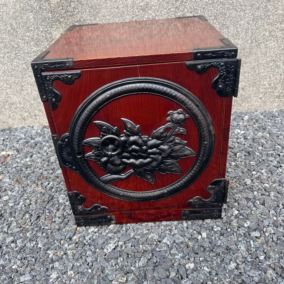 仙台箪笥 渡辺家具店 小箪笥 漆 欅 中桐 小引出 牡丹金具 伝統工芸 木地呂塗 仙台箪笥 渡辺家具店 小箪笥 漆 欅 中桐 小引出 牡丹金具 伝統