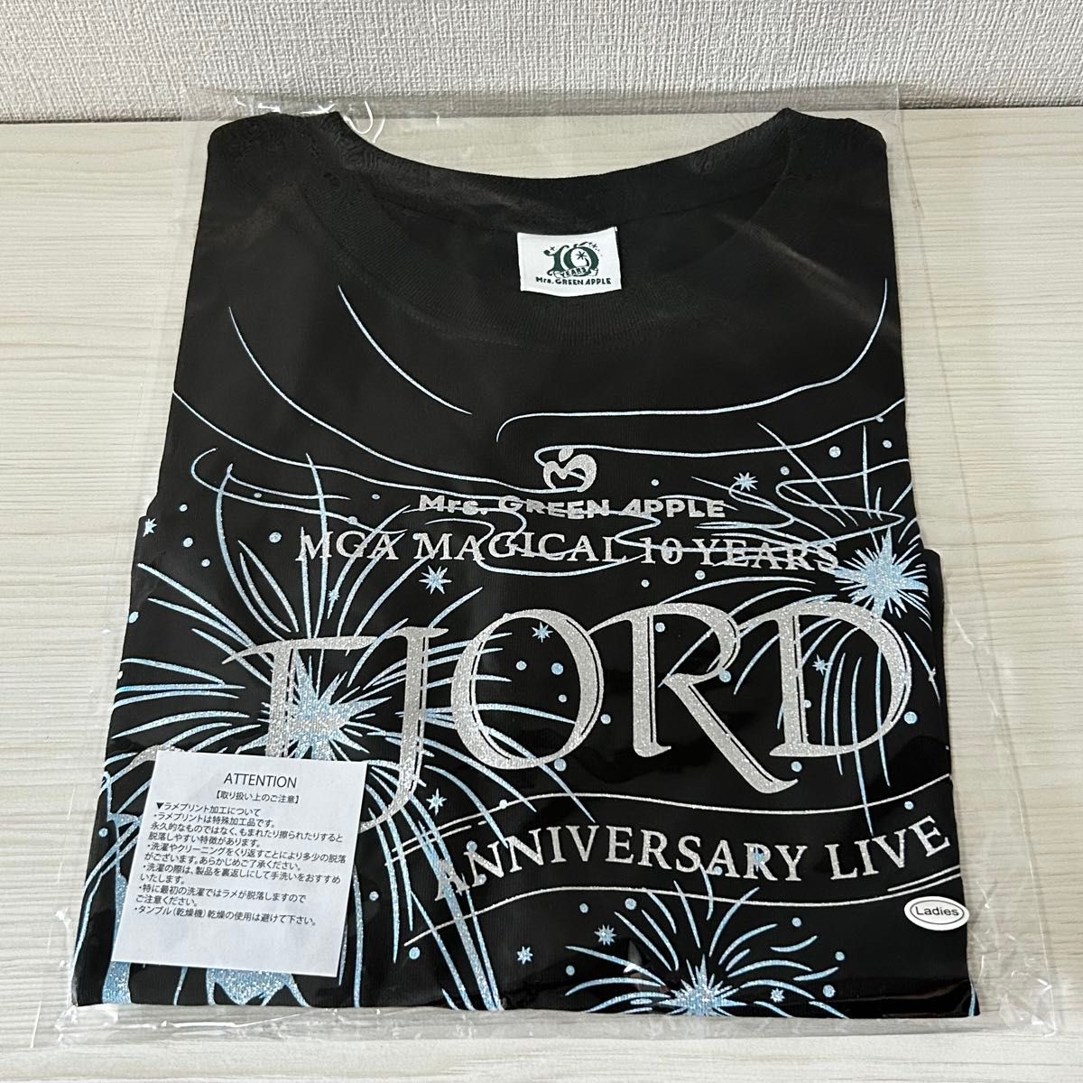 【新品未開封】 ミセス FJORD グリッターロゴTシャツブラック クロップド 未開封】 FJORD グリッターロゴTシャツ ブラック クロップド