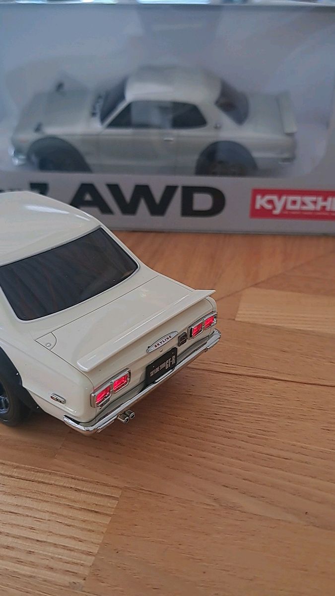 ミニッツAWD 日産 スカイライン 2000GT-R (KPGC10) チューンド・バージョン シルバー(専用ライト付き)