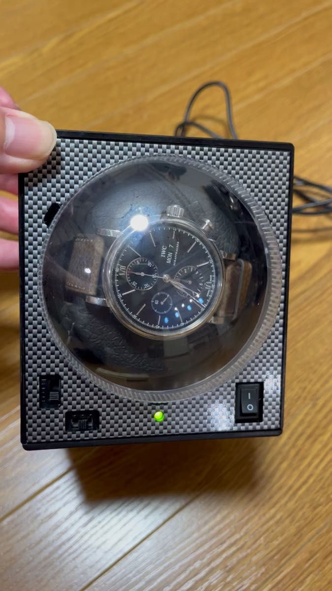 BOXYウォッチワインダー 本体、アダプター、取説の3点セット 写真に映る時計は含まれません。自動巻上げ時計巻上げ機