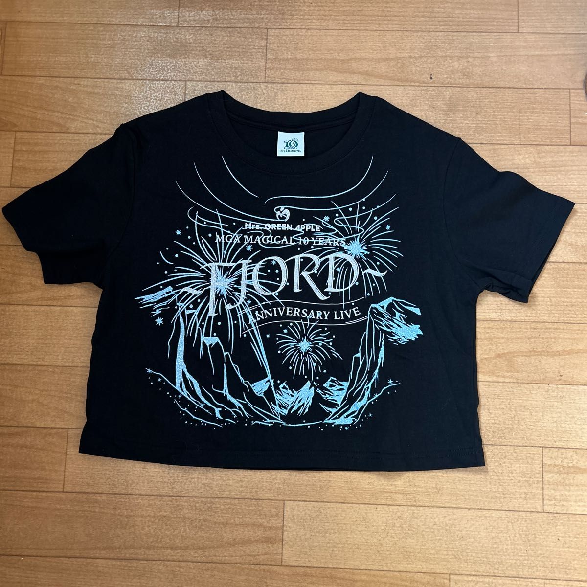 Mrs. GREEN APPLE フィヨルド グリッターロゴTシャツ クロップド FJORD グリッターロゴTシャツ/ブラック/クロップド|Yahoo