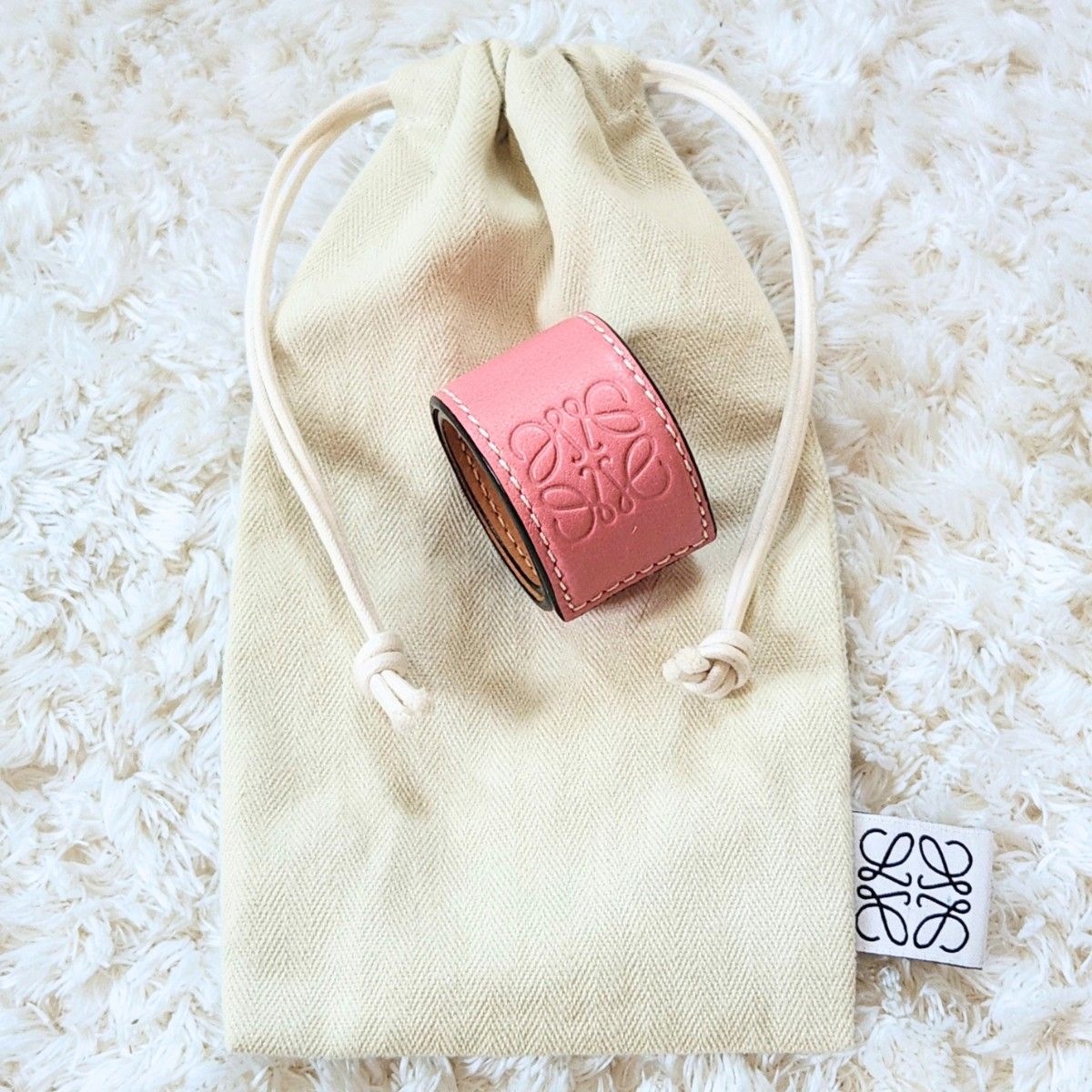 ロエベ  スラップブレスレット ピンク レザーバングル ロエベ スラップブレスレット ピンク レザーバングル LOEWE