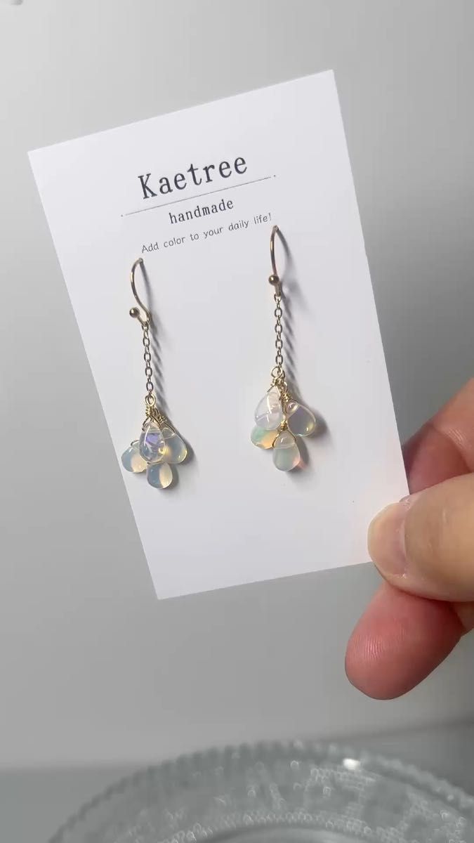 オパール 天然石 揺れる小粒フサフサ ハンドメイドピアス(イヤリング変更可能)