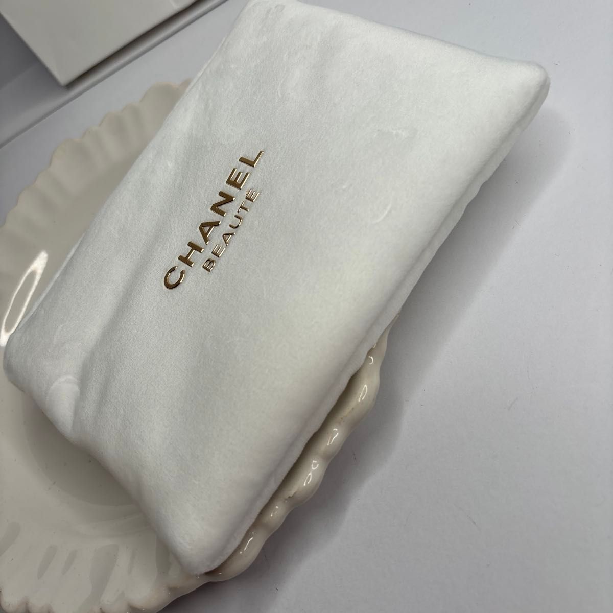 【CHANEL】ふわふわポーチ ブランケット プレード & ポーチ 未使用CHANEL シャネルふわふわポーチ ノベルティ|Yahoo!フリマ