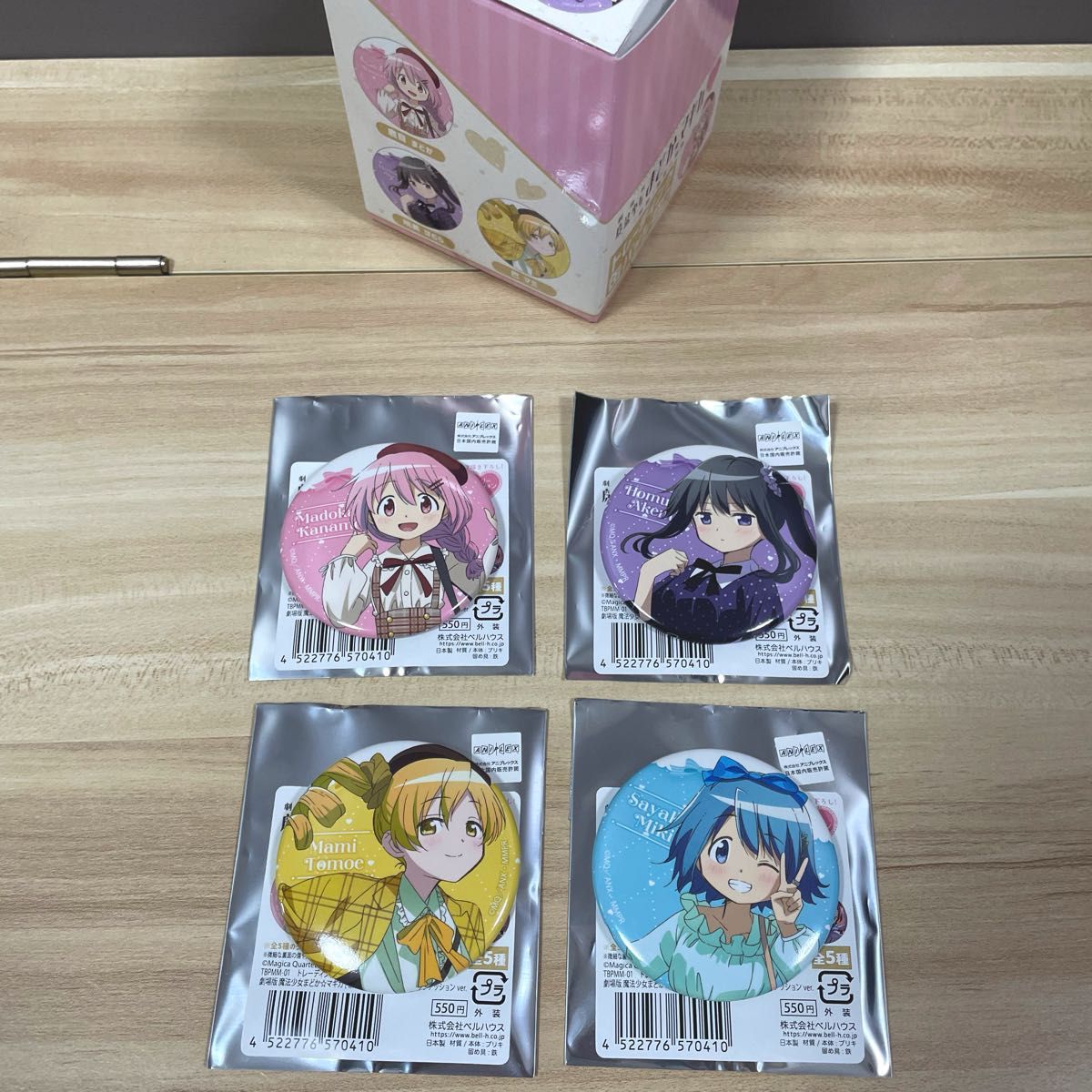 まどかマギカ ガーリーファッション 缶バッジ 4BOX 魔法少女まどか マギカ 缶バッジ 4個セット ガーリー
