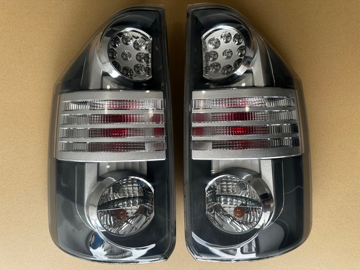 70ヴォクシー 純正テールランプ 左右セット トヨタ ヴォクシー ZRR70系 前期 純正テールランプ 左右セット