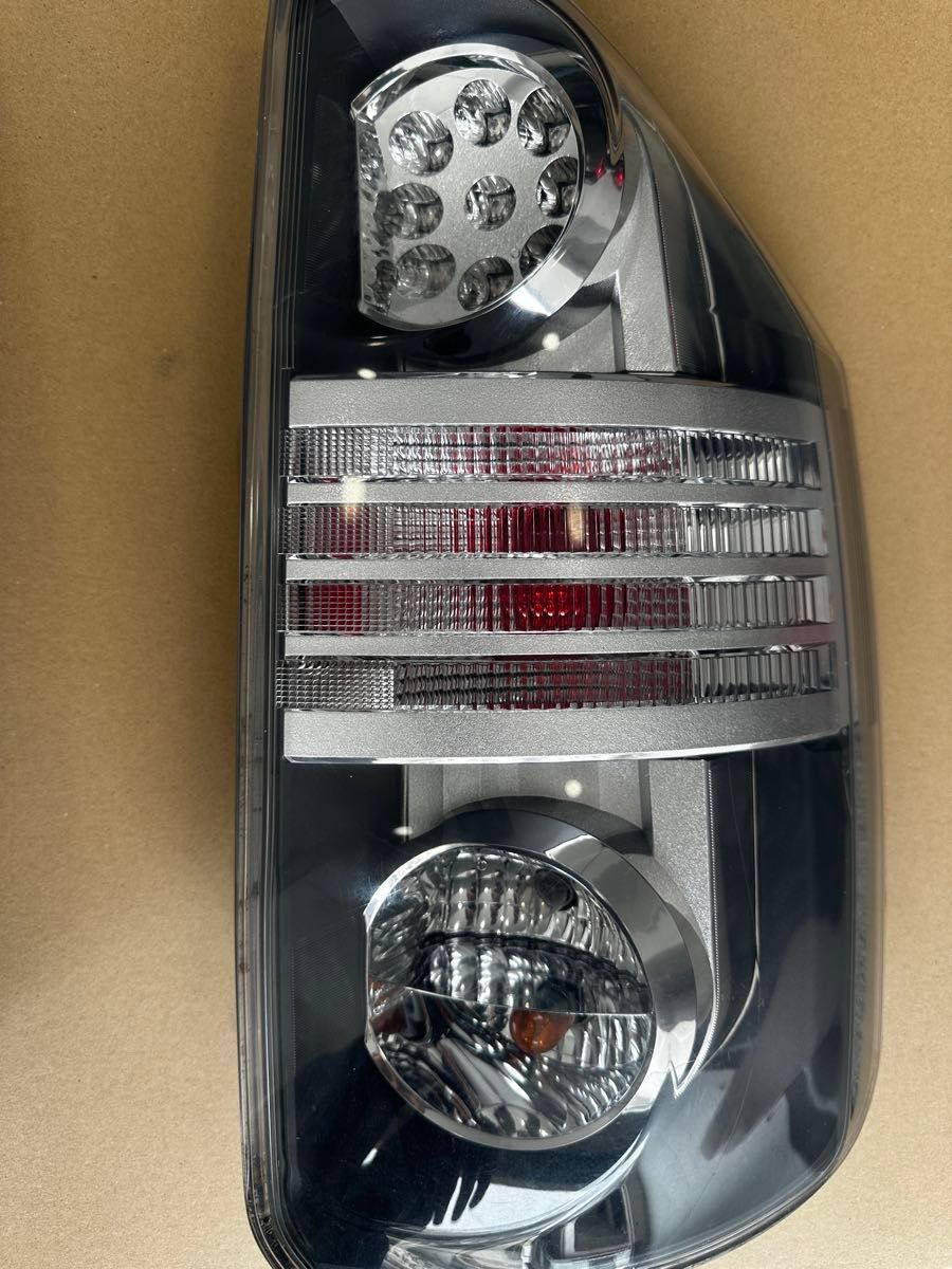 70ヴォクシー 純正テールランプ 左右セット トヨタ ヴォクシー ZRR70系 前期 純正テールランプ 左右セット