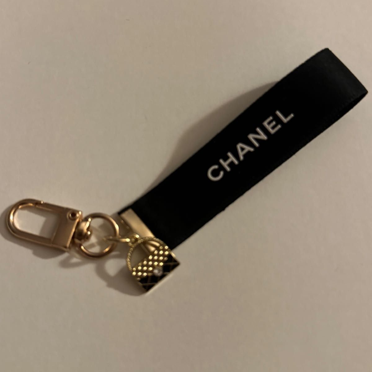 CHANEL ロゴチャーム ストラップ付き夏に可愛すぎです!人気! ブランドロゴ ストラップ バッグチャーム付き|Yahoo!フリマ(旧