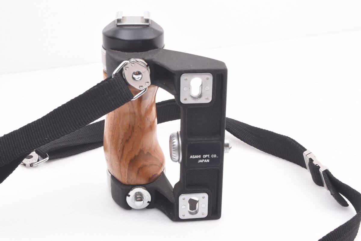 【完動品】ASAHI PENTAX 6×7 木製グリップ　ストラップ付き 完動品】ASAHI PENTAX 6×7 木製グリップ ストラップ付き 6x7
