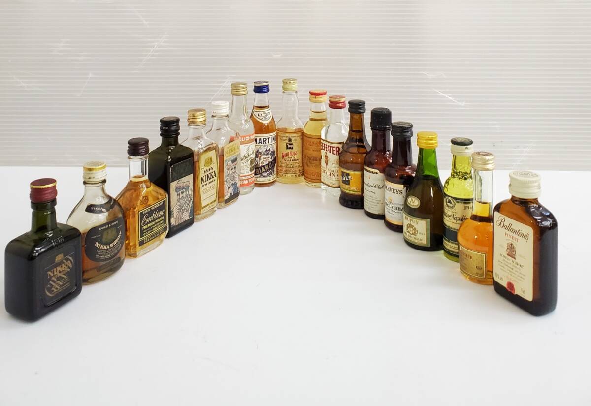 未開栓 大量 まとめ 18本 ミニチュアボトル 古酒 洋酒 NIKKA/KIRIN SEAGRAM EMBLEM/MARTINI/WHITE HORSE/BOLS/NAPOLEON/BALLANTINES/他