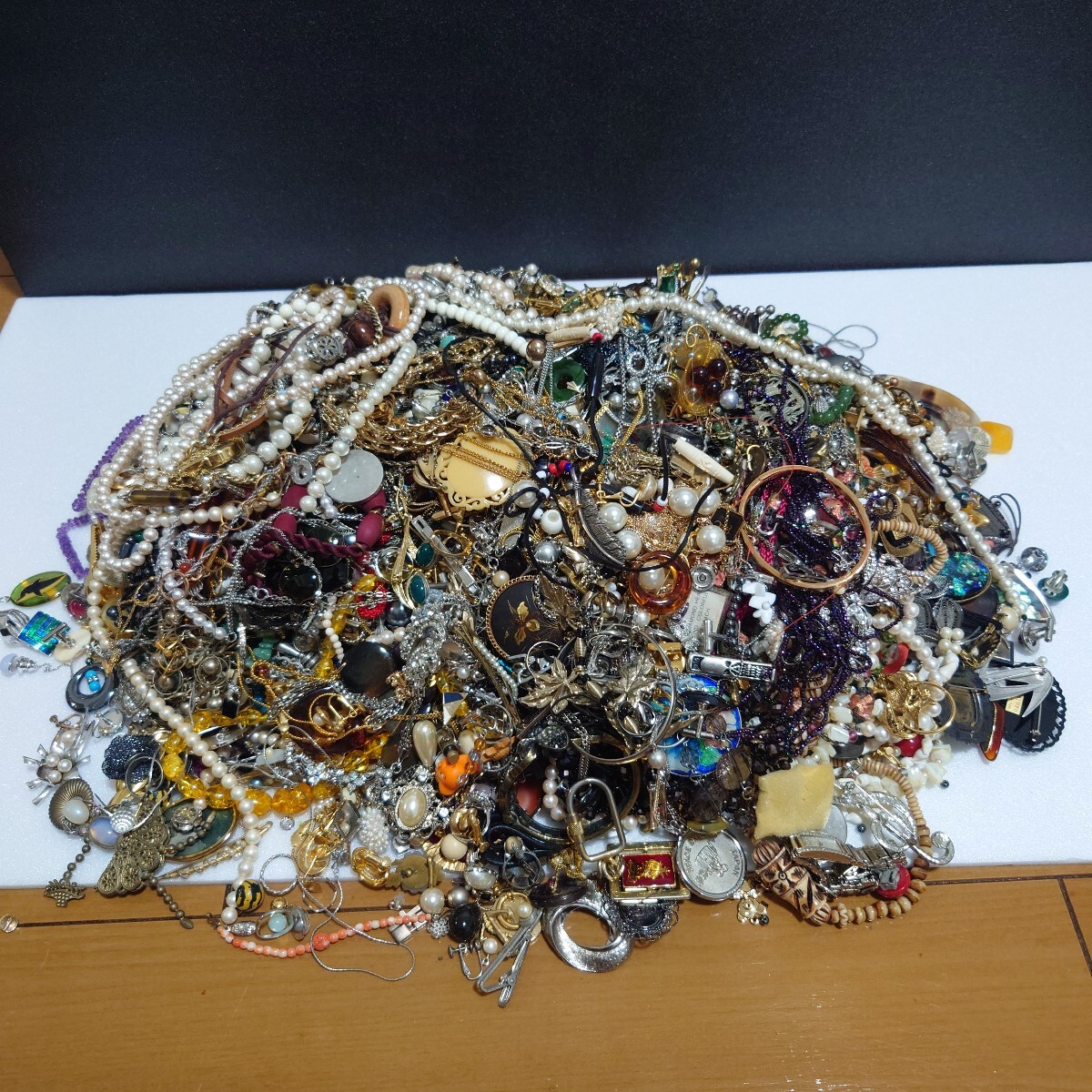 アクセサリー大量まとめ 未検品 整理品イミテーション ネックレス 指輪 ブローチ 大量】イミテーション まとめ 約13キロ ネックレス アクセサリー