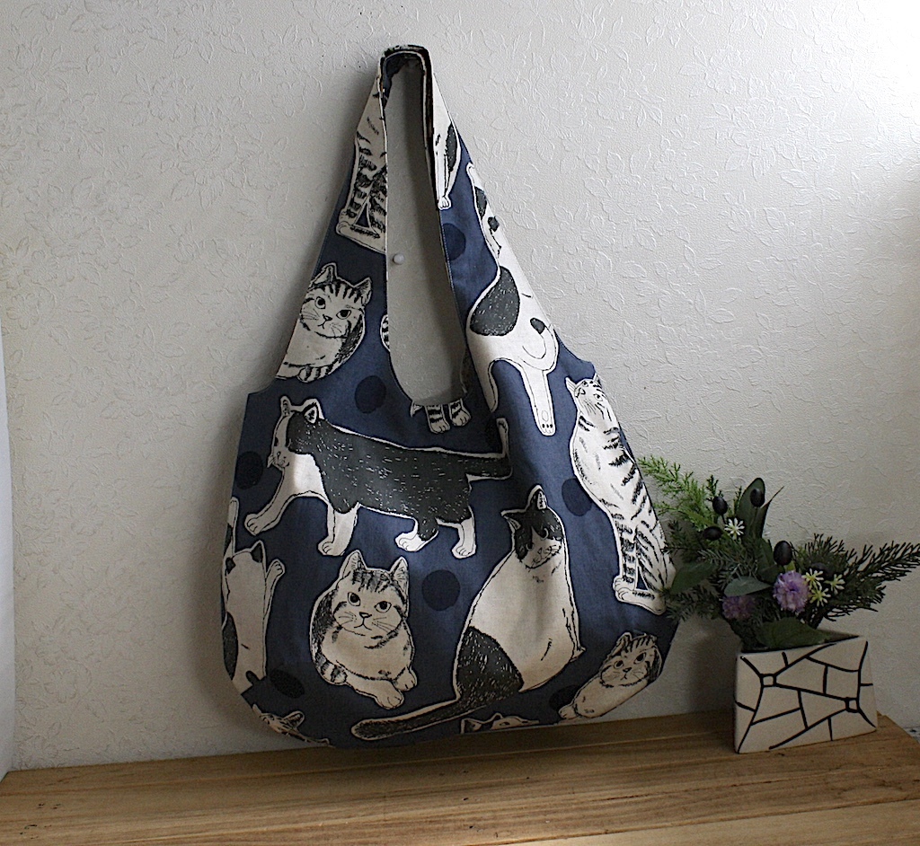 ★★持ち手一体型 ふっくらまるい ショルダーバッグ「大きな猫ちゃん/smoke navy」