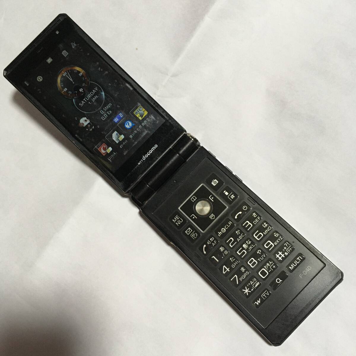 ジャンク(部品取りに) ドコモdocomo F-04D (富士通)本体(カーボンブラック)、電池パックF19(3.7V 820mAh)、背面電池パックカバー