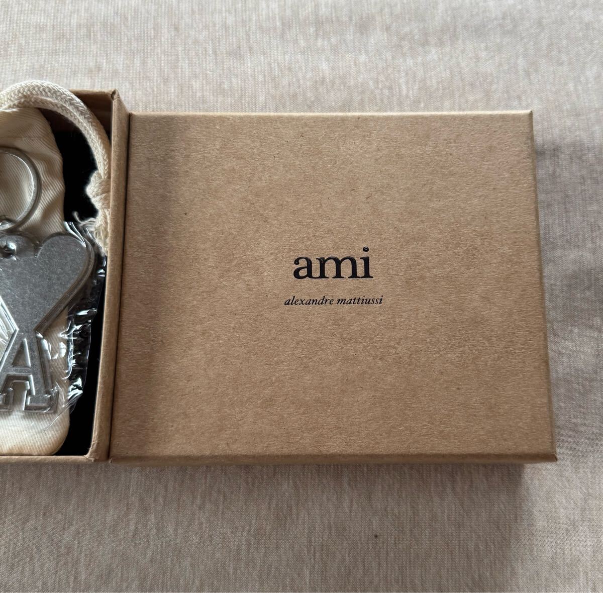 新品 AMI Paris グラフィック ブランドロゴ キーリング キーホルダー チェーン アクセサリー シルバー アミパリス ami alexandre mattiussi