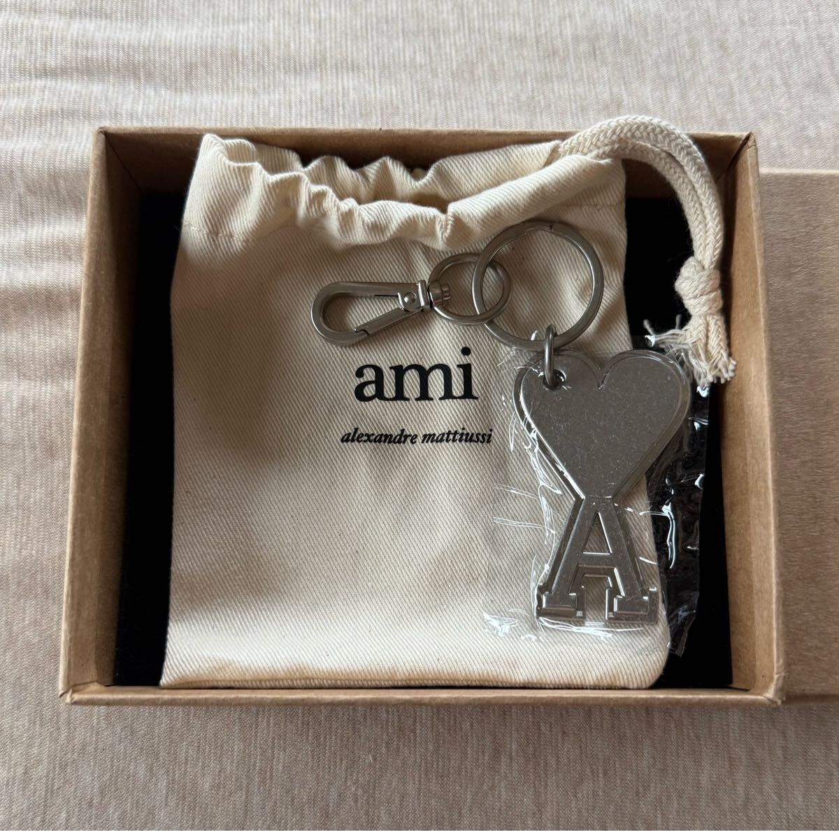 新品 AMI Paris グラフィック ブランドロゴ キーリング キーホルダー チェーン アクセサリー シルバー アミパリス ami alexandre mattiussi