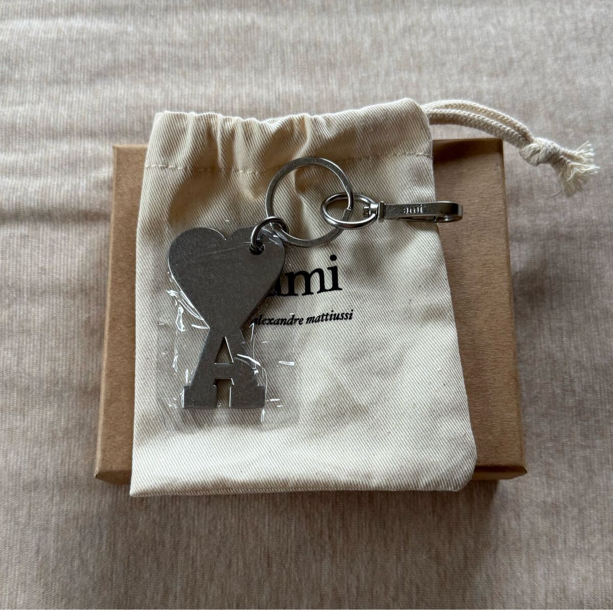 新品 AMI Paris グラフィック ブランドロゴ キーリング キーホルダー チェーン アクセサリー シルバー アミパリス ami alexandre mattiussi