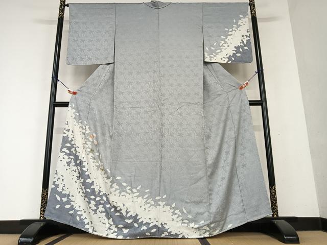 美品 フランス刺繍 暈し 着物“一期一会の華となる”仕付け糸付 訪問着 4894 正絹単衣訪問着「刺繍 宝尽くし」 | 種類から探す,訪問着