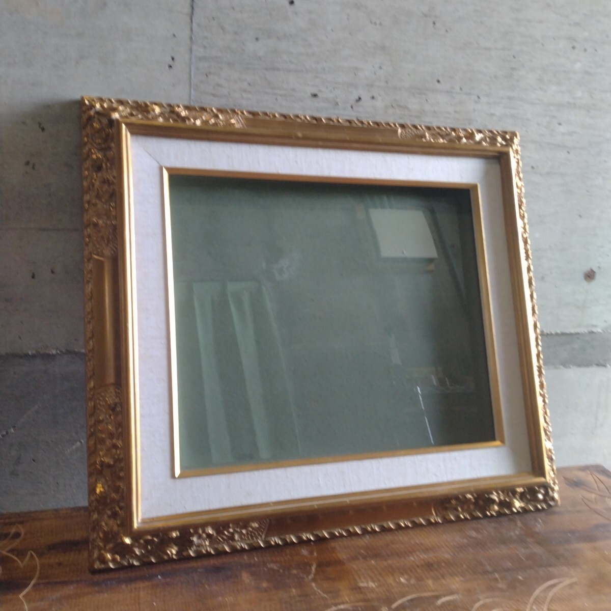 古い木制フレーム　額縁　金縁　ガラス付き　アンティーク　コレクション　店舗什器　カフェ什器　スタジオ　無垢材　古家具