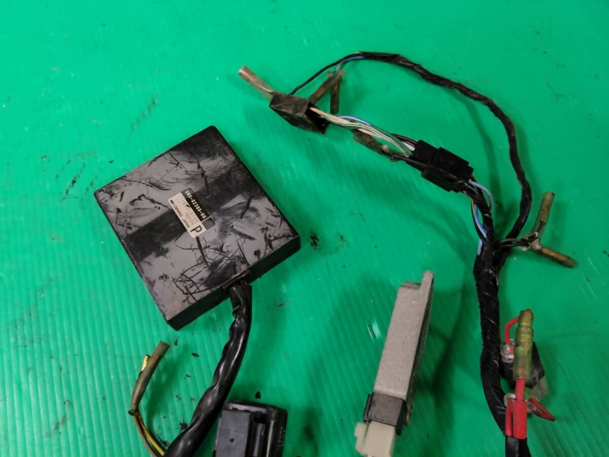 100 D1 ヤマハ FZR250 2KR メインハーネス リレーなど 中古 20250807_画像2
