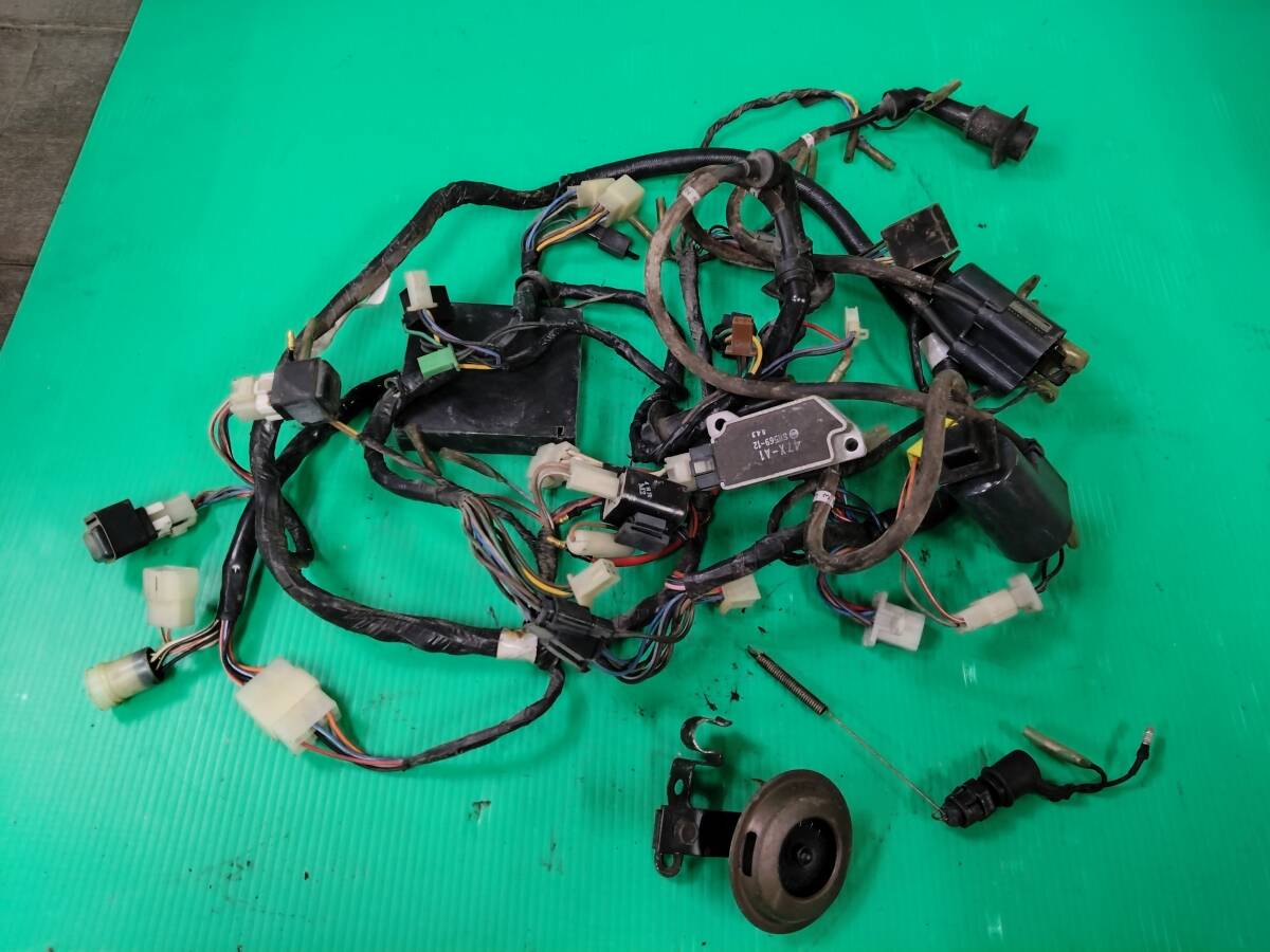 100 D1 ヤマハ FZR250 2KR メインハーネス リレーなど 中古 20250807_画像1