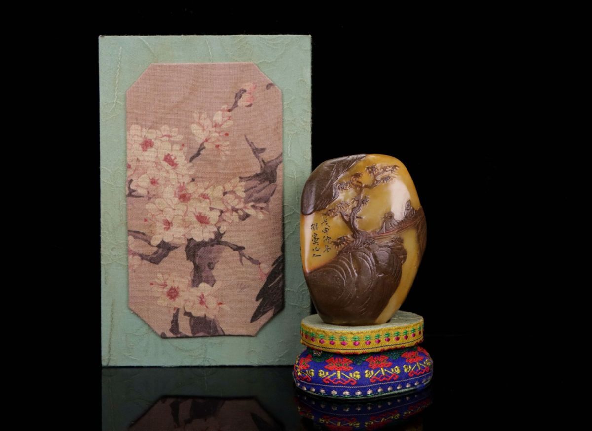 中国古美術 西唐銘 寿山田黄石彫 血絲紋 置物 極細工 古擺件 骨董品 時代物 永し 清時代 胡鼻山款 壽山石 田黄石彫 烏鴉皮 山水人物図