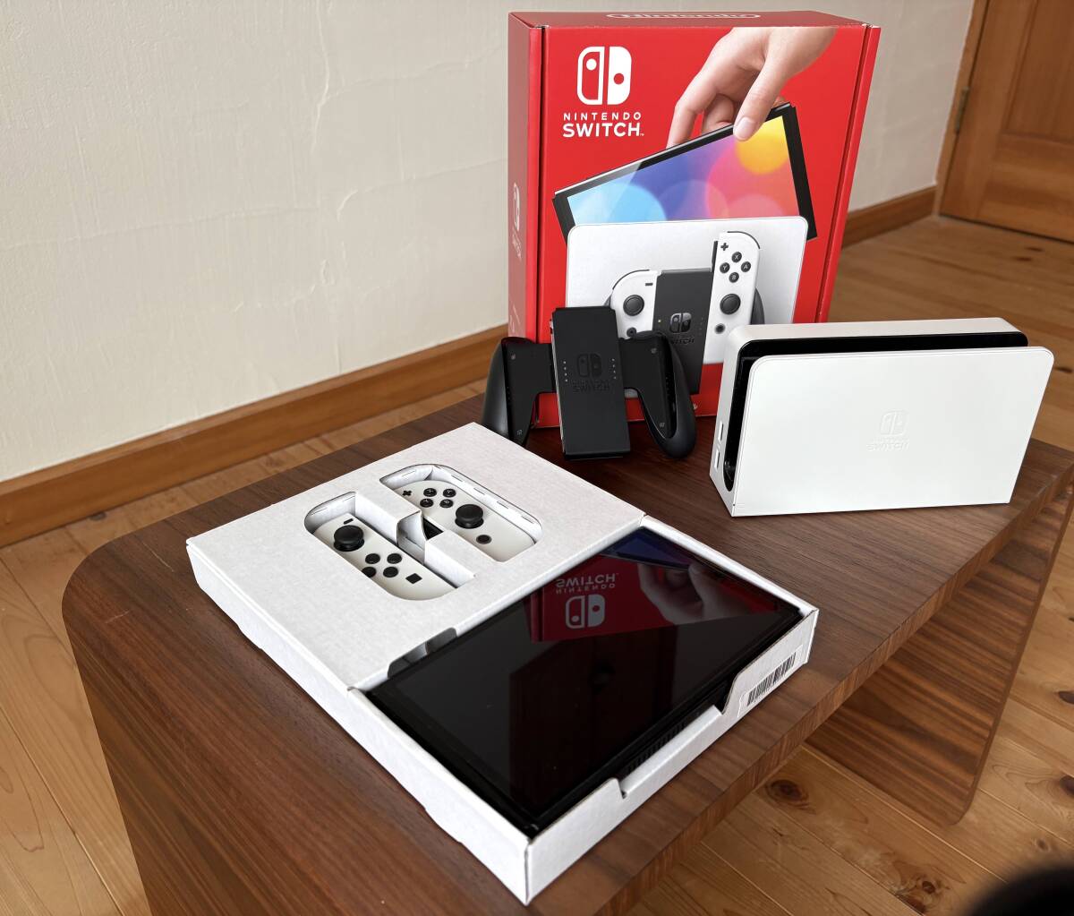 【美品】【品】任天堂　スイッチ／NINTENDO SWITCH【有機ELモデル】
