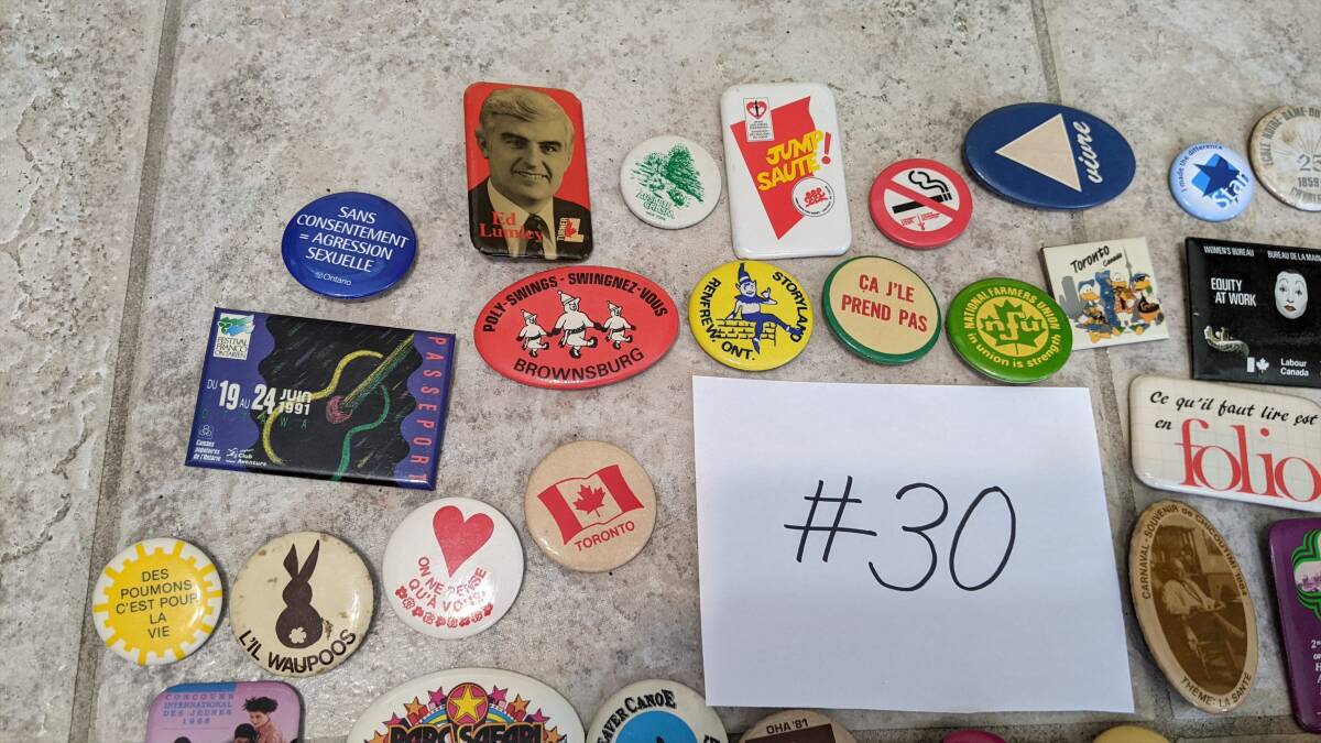 缶バッジ　海外版　ビンテージ　英語・フランス語（３８セットの＃３０）_画像2