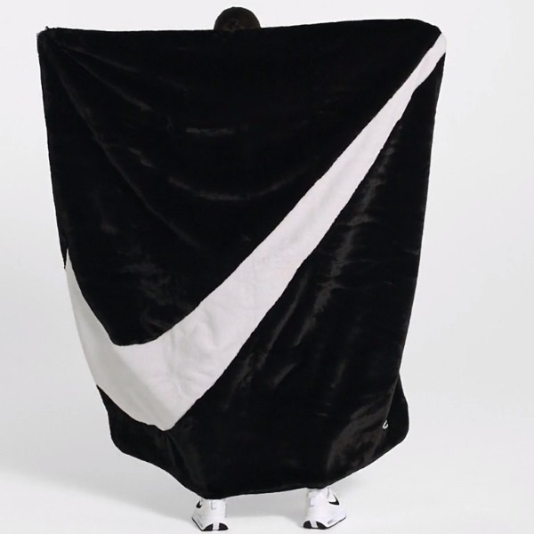ナイキ ビッグスウッシュ フェイクファー ブランケット 定価24200円 ブラック 黒 SWOOSH 毛布_画像6