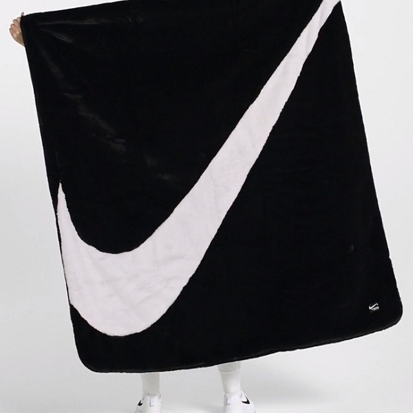 ナイキ ビッグスウッシュ フェイクファー ブランケット 定価24200円 ブラック 黒 SWOOSH 毛布_画像8