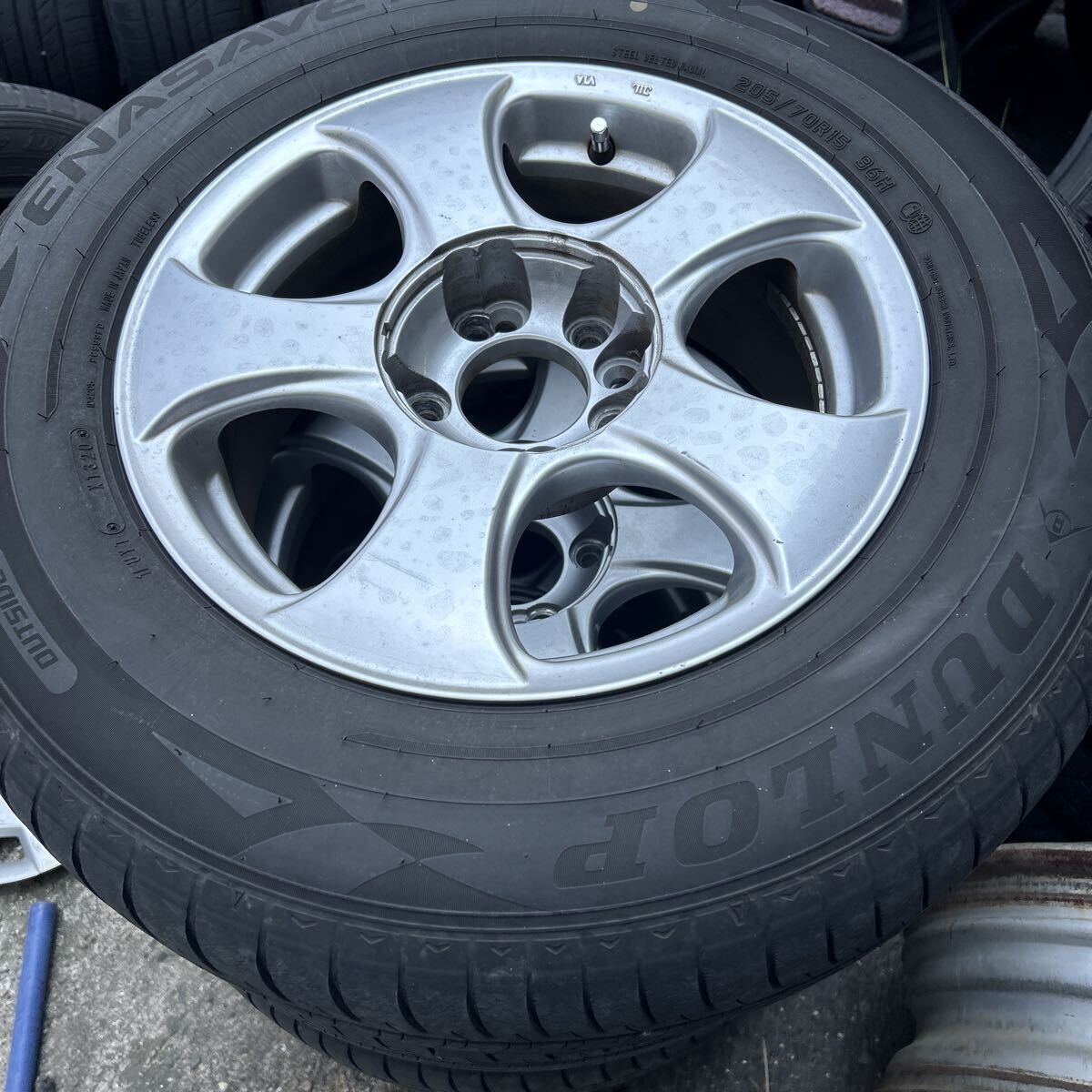 100系ハイエース 205/70R15 ダンロップRV504 中古セット④本_画像1