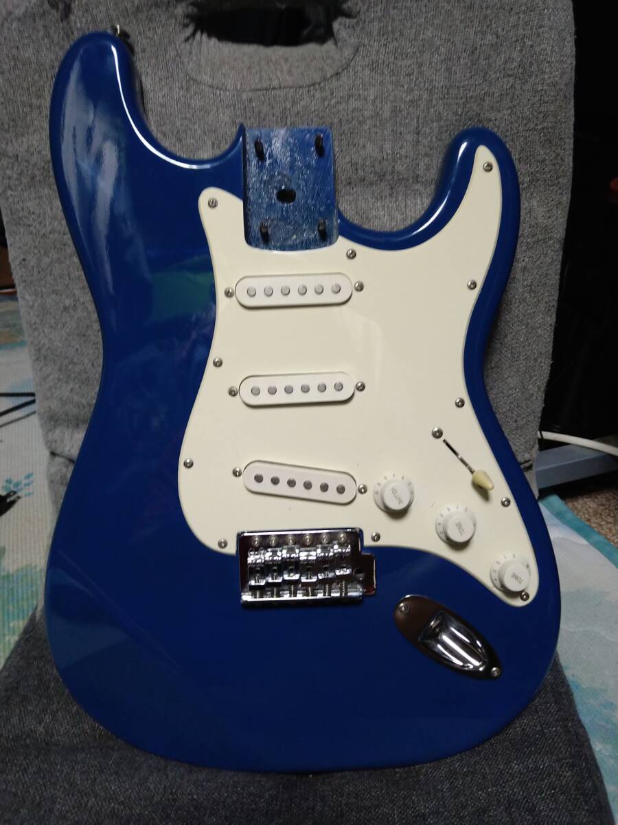 ③-19 レア、80年代製!ストラトキャスター用ボディ キレイな状態のソリッドブルー ただし重いです。_画像1