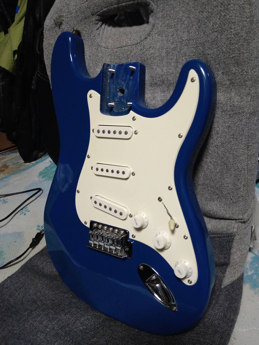 ③-19 レア、80年代製!ストラトキャスター用ボディ キレイな状態のソリッドブルー ただし重いです。_画像3