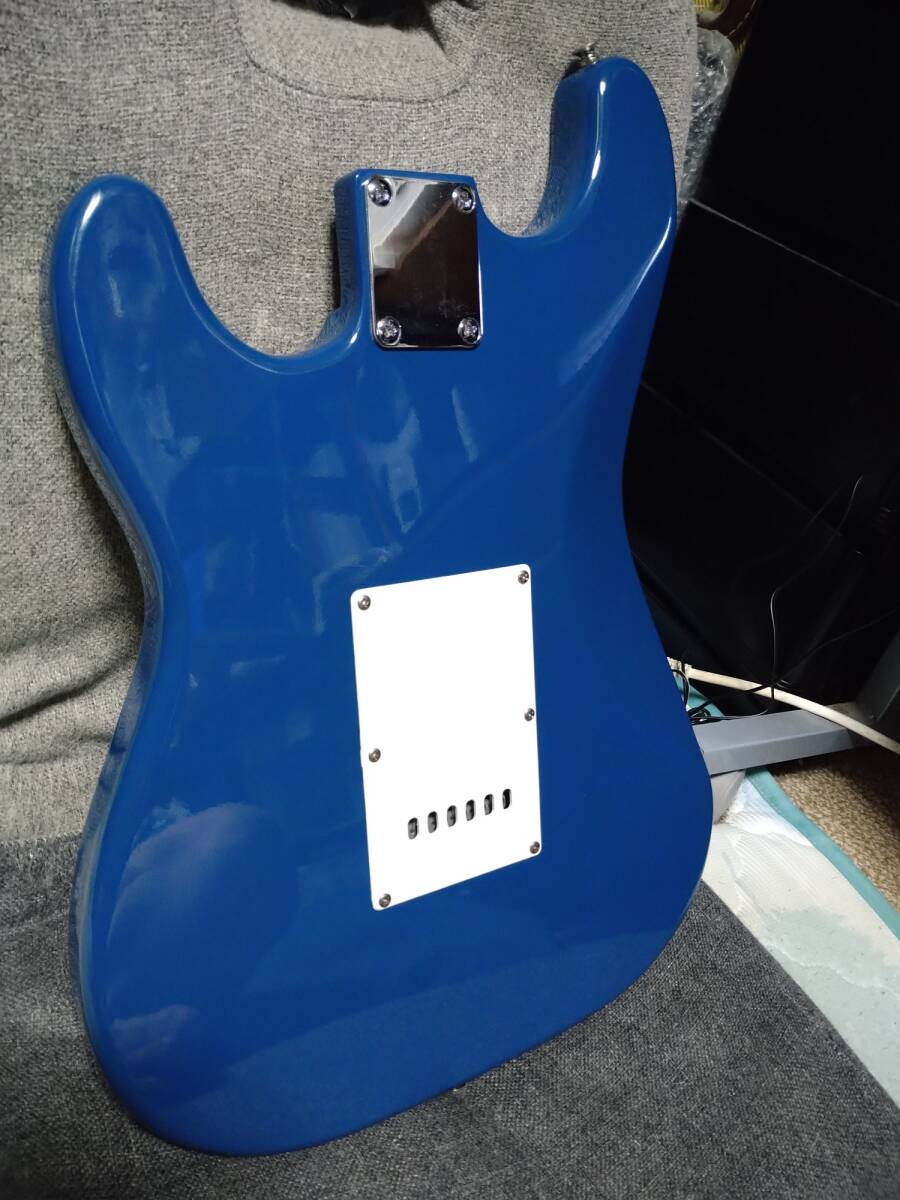 ③-19 レア、80年代製!ストラトキャスター用ボディ キレイな状態のソリッドブルー ただし重いです。_画像5