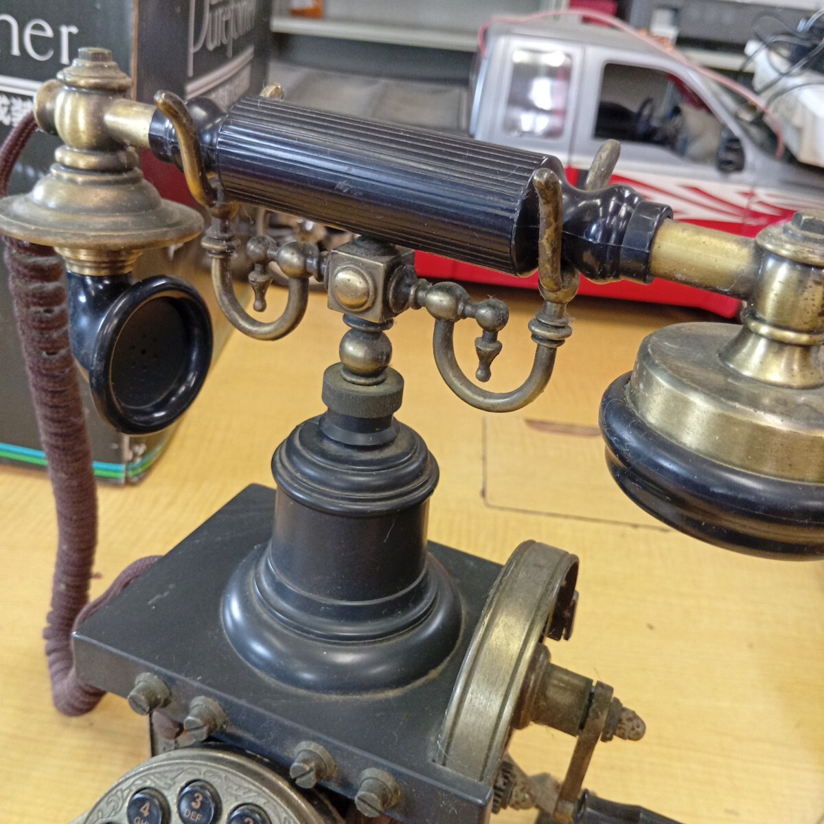 パラマウント アンティーク 電話 黒色 サイズ 幅26cm × 奥行13cm × 高さ27cm (YS1087) 昭和レトロ_画像4