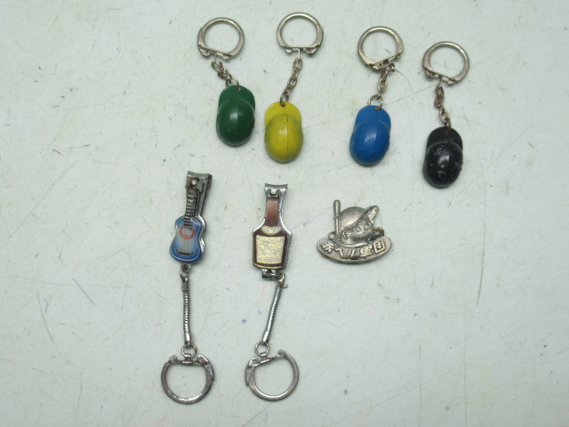 48552 古い 当時物 雑貨 キーホルダー 野球 ヘルメット 爪切り ツメ切 アンティーク コレクション まとめ売り バッジ バッヂ_画像1